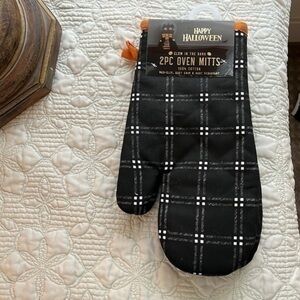 NWOT Happy Halloween Two Pack Oven Mitts. Non Slip, Easy Grip, Heat Resistant!